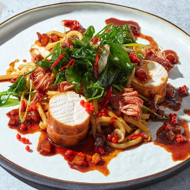 Grillierte Pouletbrust mit Jackfruit-Seruit-Sauce und Mandai Udon